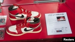 Une paire de Nike Air Jordan 1, portée et signée par la légende du basket-ball NBA Michael Jordan dans sa saison recrue, est représentée au "ShoeZeum" au centre-ville de Las Vegas, Nevada le 25 septembre 2012.