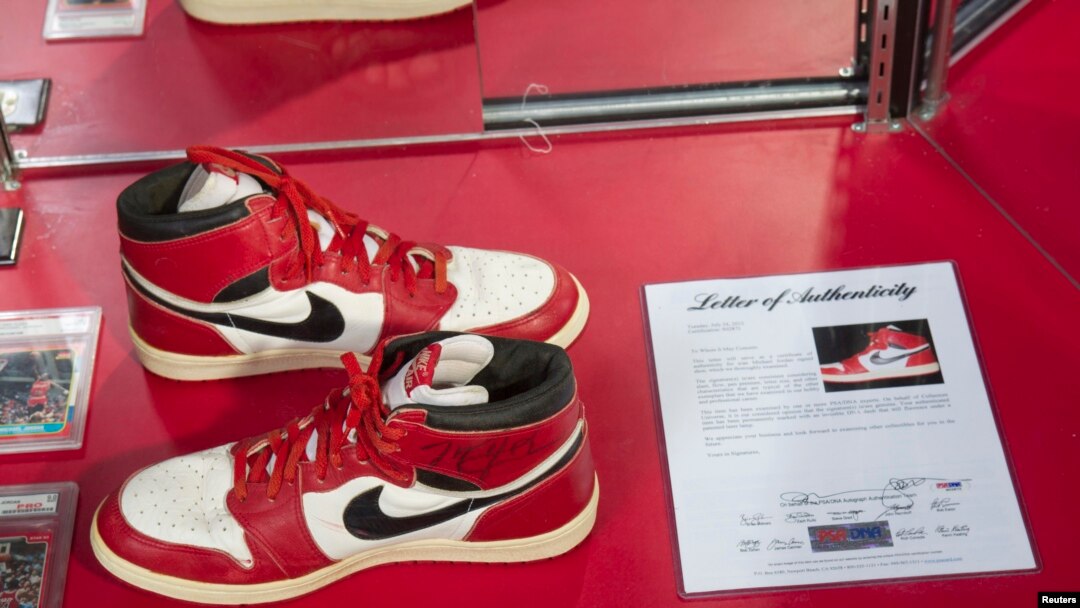 Sepasang sepatu Nike Air Jordan 1s yang dikenakan dan ditandatangani legenda bola basker Michael Jordan di pameran "ShoeZeum" di Las Vegas, Nevada, 25 September 2012. (Foto: Reuters)