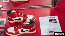 Sepasang sepatu Nike Air Jordan 1s yang dikenakan dan ditandatangani legenda bola basker Michael Jordan di pameran "ShoeZeum" di Las Vegas, Nevada, 25 September 2012. (Foto: Reuters)