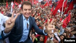 Salvador Nasralla, presidential candidate for the Opposition Alliance Against the Dictatorship, celebrates with supporters while waiting for official presidential election results outside the Supreme Electoral Tribunal in Tegucigalpa, Honduras, Nov. 27, 2