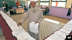 Un Algérien vote pour les élections parlementaires près d'Alger, le 10 mai 2012.