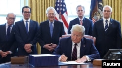 Donald Trump assina pacote de ajuda económica
