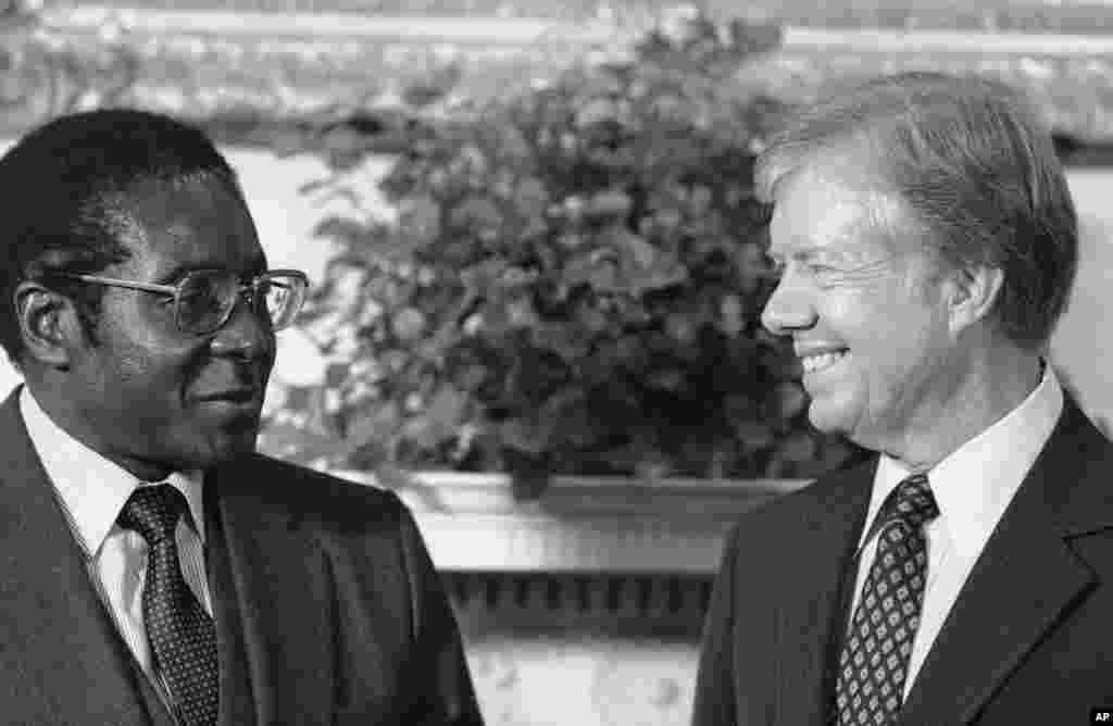 Presiden Jimmy Carter bertemu dengan Perdana Menteri Zimbabwe Robert Mugabe di Ruang Oval di Washington 27 Agustus 1980. (AP Photo)