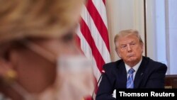 El presidente Donald Trump, frente a la doctora Deborah Birx, coordinadora de la Casa Blanca para la respuesta al coronavirus, durante la mesa redonda sobre la reapertura de escuelas en EE.UU. Julio 7 de 2020.