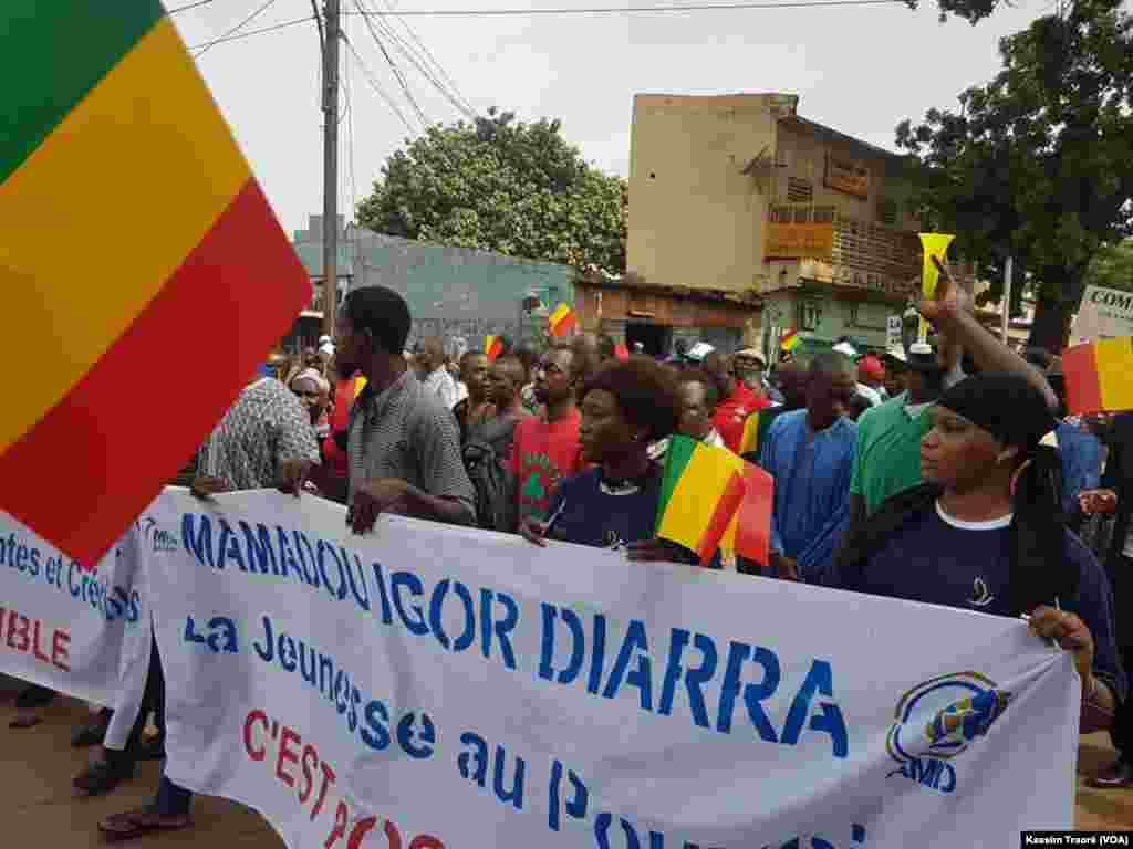 Thousands of opposition militants marched, Friday, May 8, 2018. Photo VOA Kassim Traoré.