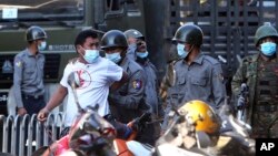 စစ်အာဏာသိမ်းမှု ဆန့်ကျင် ဆန္ဒပြသူတဦးကို ဖမ်းဆီးနေတဲ့ မြန်မာနိုင်ငံ ရဲတပ်ဖွဲ့ဝင်များ။ (ဖေဖော်ဝါရီ ၁၅၊ ၂၀၂၁)