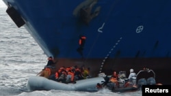 Des migrants sont secourus par l'ONG Migrant Offshore Aid Station près de Malte, dans la mer Méditerranée, le 16 avril 2017.