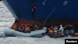 Migrants dans un canot pneumatique au large des côtes libyennes, le 16 avril 2017. REUTERS/Darrin Zammit Lupi 