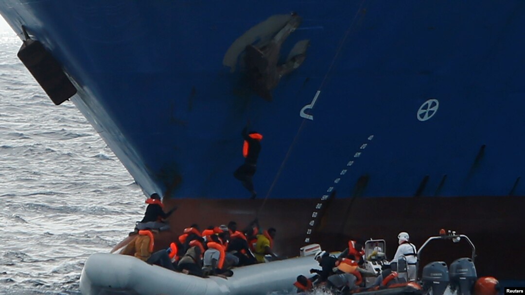 Para migran Afrika dengan perahu karet ditolong oleh anggota kelompok LSM Malta, saat berusaha menaiki kapal Panama, sementara beberapa migran lainnya tenggelam di Laut Tengah, lepas pantai Libya, Minggu (16/4).