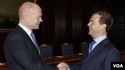 Menteri Luar Negeri Inggris William Hague berjabat-tangan dengan Presiden Rusia Dmitry Medvedev di Moskow hari ini.