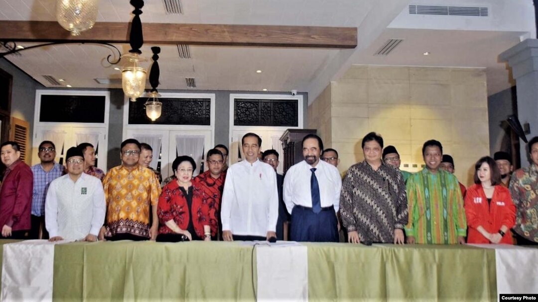 Joko Widodo bersama ketua umum partai pendukungnya yang dinamakan "Koalisi Indonesia Kerja" usai mendeklarasikan Ketua MUI Ma'ruf Amin sebagai cawapresnya di Jakarta, Kamis (9/8). (Foto: Courtesy)
