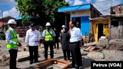 Menteri Pekerjaan Umum dan Perumahan Rakyat bersama Walikota Surabaya meninjau sejumlah proyek pembangunan saluran drainase di kawasan barat Surabaya (Foto: VOA/Petrus)