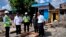 Menteri Pekerjaan Umum dan Perumahan Rakyat bersama Walikota Surabaya meninjau sejumlah proyek pembangunan saluran drainase di kawasan barat Surabaya (Foto: VOA/Petrus)