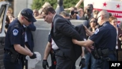 Thị trưởng Vincent Gray đã bị bắt trong cuộc biểu tình chống ngân sách liên bang