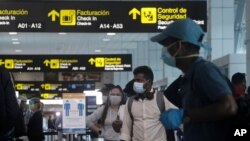 Los pasajeros se paran en el área de check-in del Aeropuerto Internacional de Tocumen para un vuelo de salida en la Ciudad de Panamá, el lunes 12 de octubre de 2020.