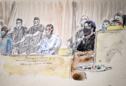 Sketsa ruang sidang ini menunjukkan Salah Abdeslam (kanan), tersangka utama dalam serangan Paris November 2015, dan rekan terdakwa Mohamed Amri (kiri) dan Mohamed Abrini (tengah) pada hari pertama persidangan pengadilan, 8 September 2021.