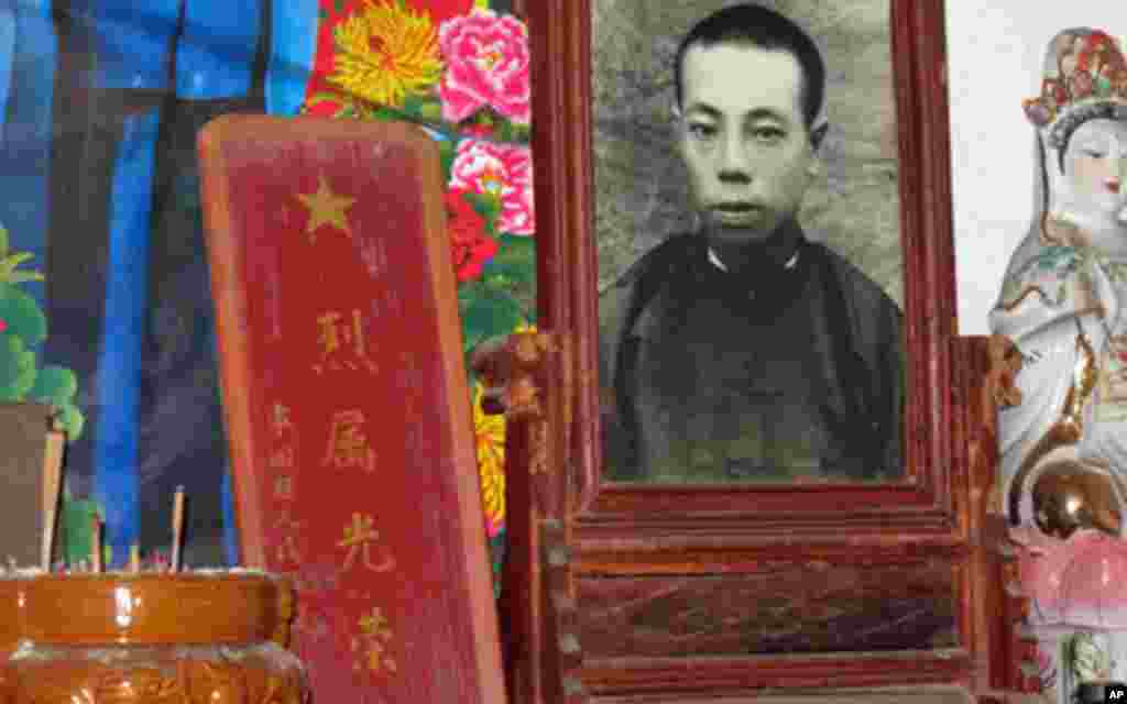 袁文才终获平反，他的家属也得到政府颁发的“烈属光荣”牌。