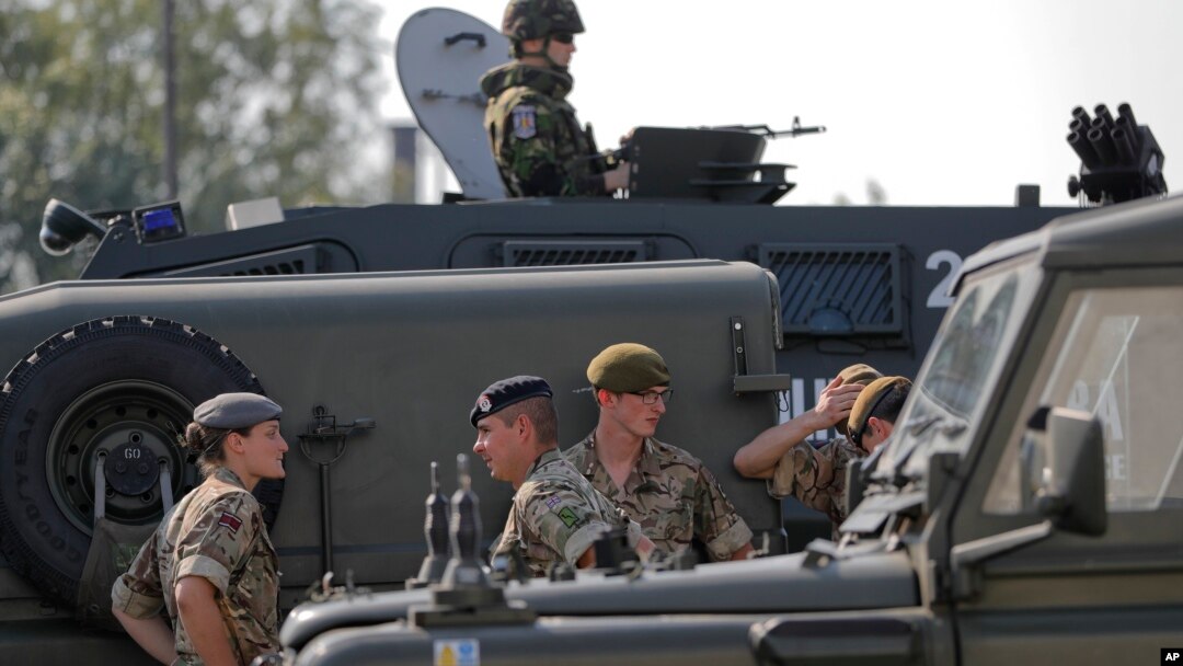 Tentara Inggris, sebagai bagian dari pasukan NATO, memasuki Giurgiu, Romania, dari Bulgaria hari Kamis (1/6). 