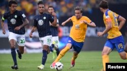 Eintracht Braunschweig's Christoffer Nyman, center right, is shown in action with VFL Wolfsburg's Daniel Didavi (11) in a Bundesliga relegation playoff match, May 29, 2017, in Braunschweig, Germany. 