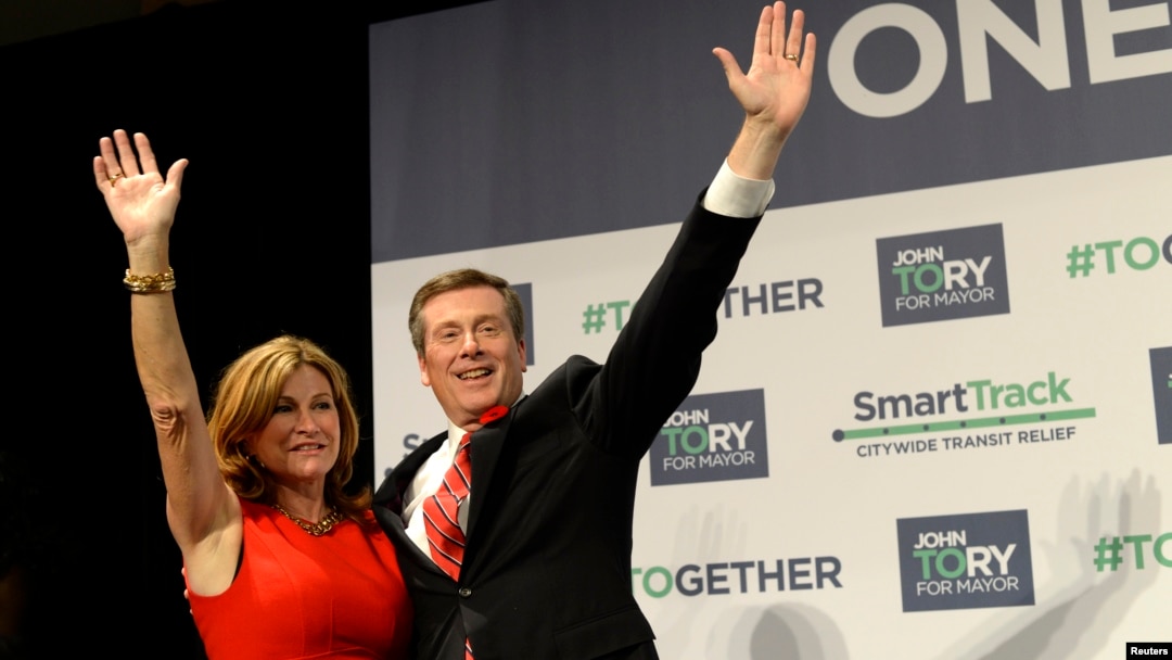 John Tory bersama isterinya, Barbara Hackett merayakan kemenangan dalam pemilihan walikota di Toronto, Senin (27/10) malam.