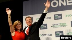 John Tory bersama isterinya, Barbara Hackett merayakan kemenangan dalam pemilihan walikota di Toronto, Senin (27/10) malam.