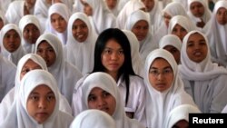 Para pelajar putri SMA di Banda Aceh mendengarkan instruksi bagaimana menghadapi gempa bumi (foto: ilustrasi/Reuters). 