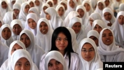 Para pelajar putri SMA di Banda Aceh mendengarkan instruksi bagaimana menghadapi gempa bumi (Foto: Reuters). 