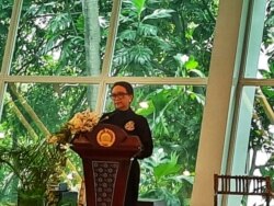 Menteri Luar Negeri Retno Marsudi sedang menyampaikan terima kasih kepada tim pemulangan WNI dari Hubei di Kementerian Luar Negeri, Selasa (18/2). (Foto: KemenluRI)