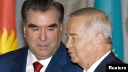 Tojikiston Prezidenti Emomali Rahmon (chapda) O'zbekiston rahbari Islom Karimov bilan, Olma-ota, Qozog'iston, 28-aprel, 2009-yil.