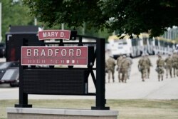 Anggota Garda Nasional mengamankan SMA Mary D. Bradford di Kenosha, Wisconsin, menjelang kunjungan Presiden Trump, 1 September 2020. (Foto AP / Morry Gash)