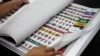 Un empleado trabaja en una imprenta donde el gobierno hondureño está imprimiendo la papeleta para las elecciones generales del 28 de noviembre, en Tegucigalpa, Honduras, el 13 de noviembre de 2021.