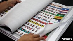 Un empleado trabaja en una imprenta donde el gobierno hondureño está imprimiendo la papeleta para las elecciones generales del 28 de noviembre, en Tegucigalpa, Honduras, el 13 de noviembre de 2021.