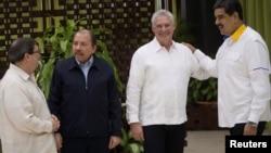 El presidente en disputa de Venezuela, Nicolás Maduro (der.) junto a los mandatarios de Cuba, Miguel Díaz-Canel y Daniel Ortega, de Nicaragua, respectivamente, en la reunión del ALBA celebrada en La Habana el sábado 14 de diciembre de 2019.