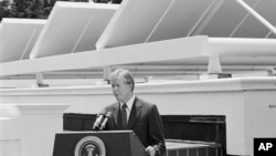 Presiden AS Jimmy Carter berpidato dengan latar belakang panel tenaga surya di Gedung Putih, 21 Juni 1979.