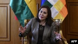 La ministra de Relaciones Exteriores de Bolivia, Karen Longaric, habla durante una entrevista con AFP en La Paz, el viernes.