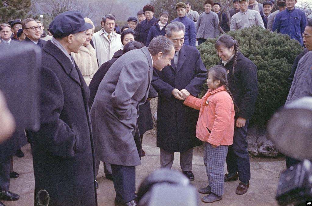 1972年2月26日中國總理周恩來陪美國總統尼克松遊覽杭州西湖，尼克松和小女孩交談。 次日，《中美聯合公報》在西湖國賓館1號樓的八角亭草簽。 2月28日，美中雙方在上海發表聯合公報《上海公報》，這標誌著兩國在對抗了20多年後開始走向歷史性的新階段。 至今雙方都把《上海公報》作為兩國關係的基礎之一。