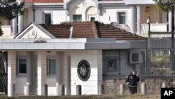 Pripadnici crnogorske policije stražare ispred Ambasade SAD u Podgorici (Foto: Reuters, Risto Božović)