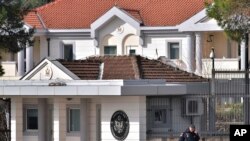 ARHIVA - Pripadnici crnogorske policije stražare ispred Ambasade SAD u Podgorici (Foto: Reuters, Risto Božović)
