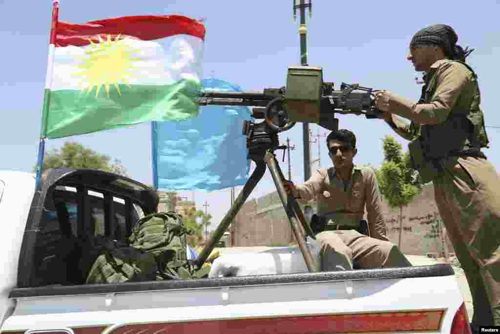 Sebuah konvoi militer berjalan menuju Kirkuk, untuk memperkuat pasukan Peshmerga Kurdi, Irak (24/6). (Reuters/Yahya Ahmad)
