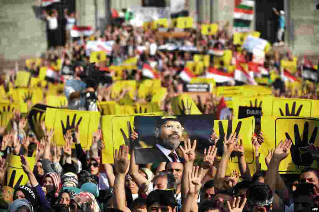 8月17日在土耳其的伊斯坦布尔一个清真寺举行的谴责埃及军方最近致命镇压被推翻的穆尔西总统的支持者的示威。