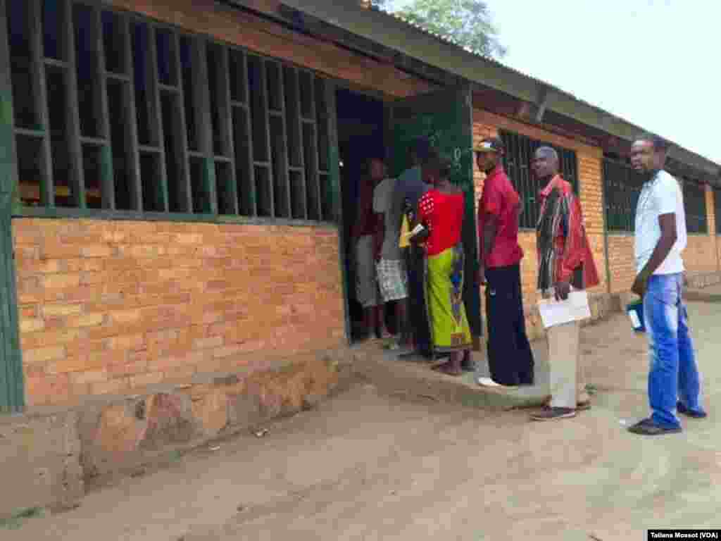 Dans le quartier Combattant de ‪Bangui‬, le vote a commencé avec 15 minutes de retard, et on note très peu de participation alors qu&#39;il s&#39;agit d&#39;un des grands centres de vote de la ville. (VOA Afrique/Tatiana Mossot)
