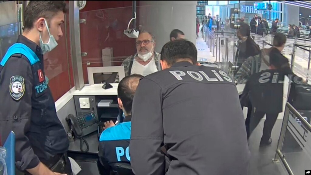Potongan gambar dari video yang dirilis oleh Kepolisian Turki menunjukkan pebisnisSamir Handal (tengah) dinterogasi Bandara Internasional Istanbul di Turki, pada 15 November 2021. (Foto: Turkish Police via AP)