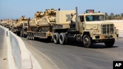 Tanques egipcios son transportados en El Arish, en el norte de la Península de Sinaí.