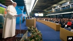 El papa habla ante la sesión de la FAO en Roma.