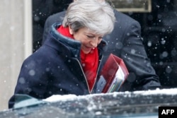 British Prime Minister Theresa May leaves 10 Downing street for the weekly Prime Minister Question (PMQ) session in the House of Commons in London, Feb. 28, 2018.