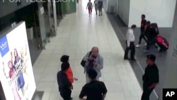 2月13日吉隆坡國際機場錄像顯示﹐金正男被攻擊後向機場人員求救的畫面。