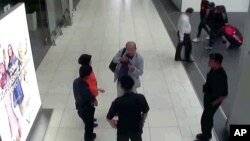 북한 김정남(가운데)이 지난해 2월 말레이시아 쿠알라룸푸르 공항에서 독극물 공격을 받은 직후 보안 관계자들과 이야기하고 있다. 김정남은 공항 진료소까지 직접 걸어서 이동했지만 상태가 급격히 악화됐고, 병원으로 이송되던 중 사망했다. 이후 부검 결과 사용이 금지된 VX 신경작용제 공격을 받은 것으로 확인됐다. 일본 후지TV가 공개한 공항 CCTV 영상이다.