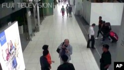 지난 2017년 2월 일본 '후지TV'가 공개한 말레이시아 쿠알라룸푸르 공항 CCTV 영상. 김정남이 독극물 공격을 받은 직후 공항 보안 관계자와 얘기하고 있다.