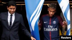 Nasser Al-Khelaïfi, patron de BeIN Media et du PSG, à gauche, lors de la présentation de Neymar au Parc-des-Princes, Paris, France, 4 août 2017. 