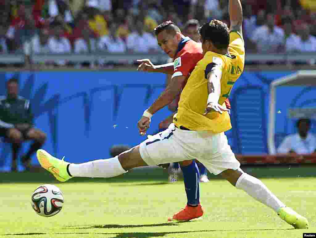 28일 브라질 벨루호리존테에서 열린 브라질과 칠레의 월드컵 16강전에서 칠레의 알렉시스 산체스가 동점골을 넣고 있다.